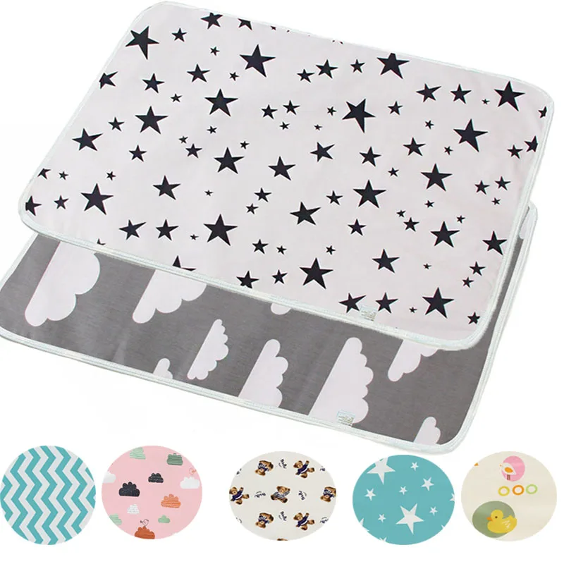 Tapis de change à langer pour bébé en coton, imperméable et réutilisable.