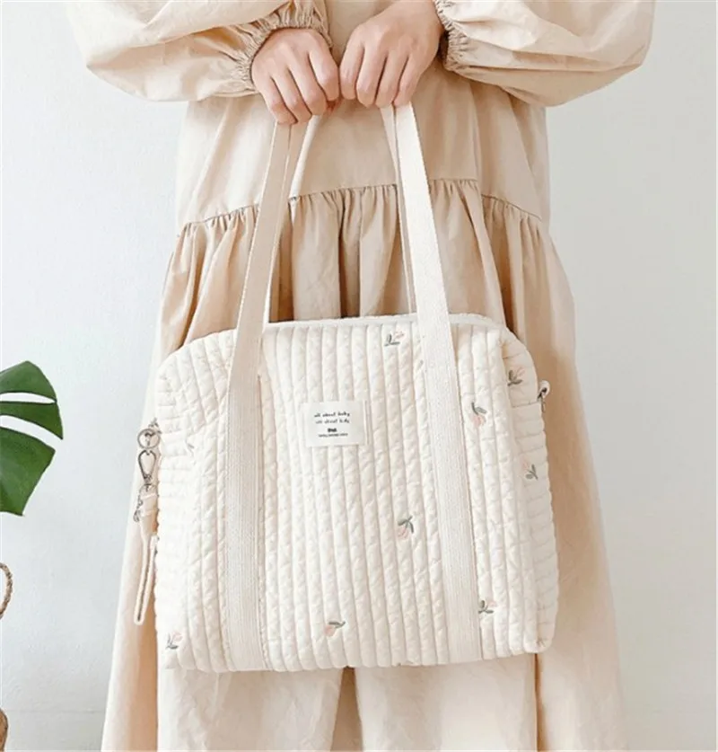 Sac de maman tendance, à bandoulière portable, matelassé brodé. – Image 6
