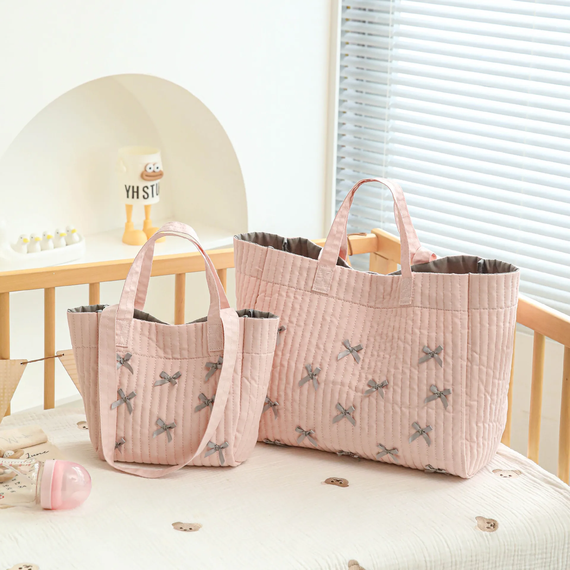 Sac à langer multifonction pour maman, léger et spacieux, à porter en bandoulière ou à la main.