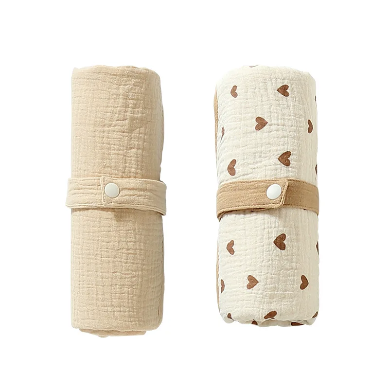Tapis de change pour bébé en coton pliable, réutilisable et doux.